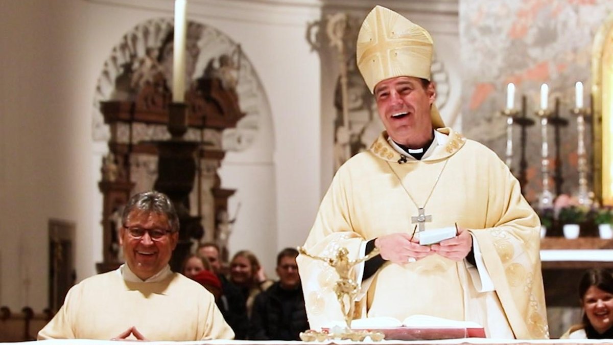 Bischof Stefan Oster musste während des Lesens selbst über den Witz lachen. 