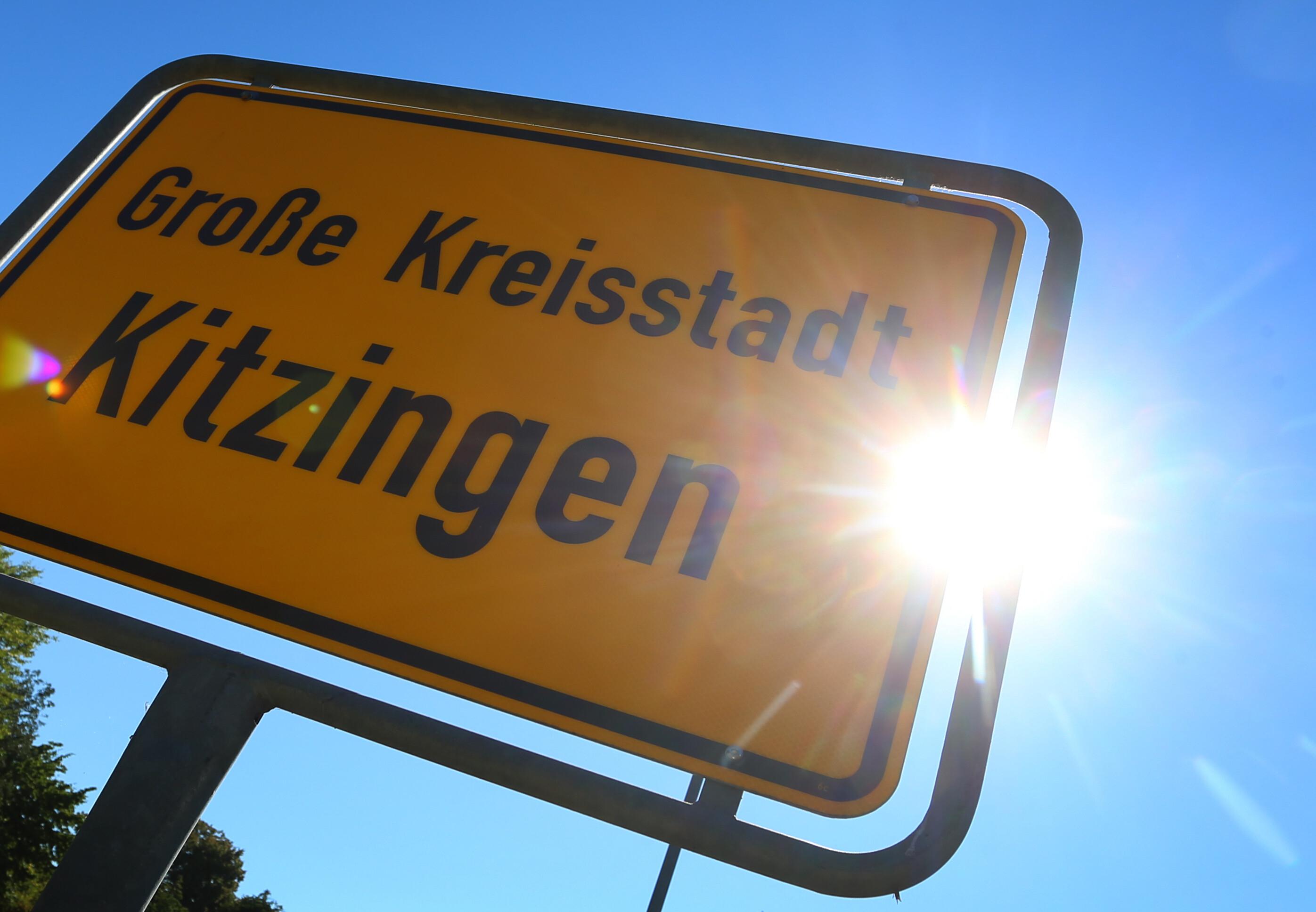 Archivbild: Ortsschild Kitzingen mit Sonne