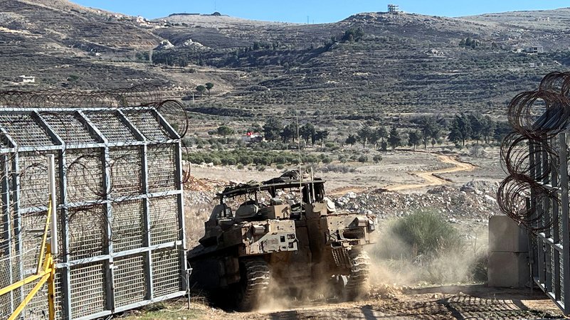 Israelisches Armeefahrzeug an Waffenstillstandslinie auf Golanhöhen | Bild: REUTERS/Avi Ohayon Israelisches Armeefahrzeug an Waffenstillstandslinie auf Golanhöhen