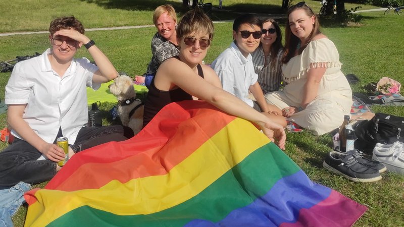 Zu sehen ist eine große Regenbogenflagge und Menschen beim Picknick | Bild: BR/Franziska Bohn Zu sehen ist eine große Regenbogenflagge und Menschen beim Picknick