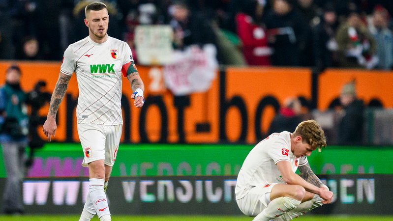Enttäuschte Augsburger | Bild: picture alliance/dpa | Tom Weller Enttäuschte Augsburger