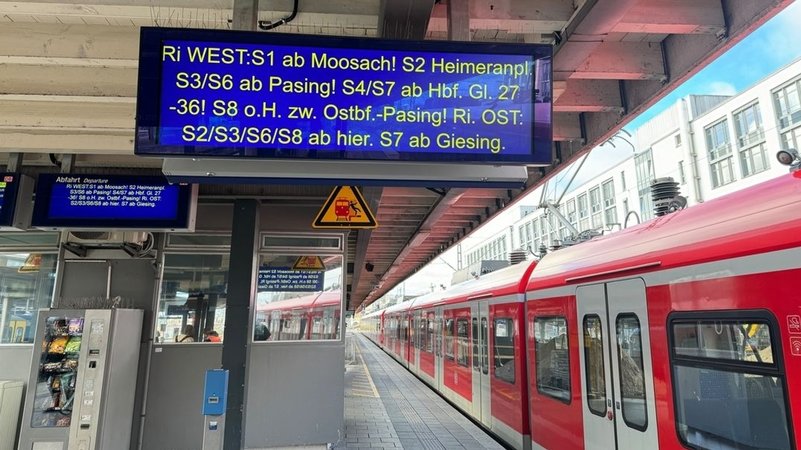 Per Monitor wird am Münchner Ostbahnhof auf alternative Wege verwiesen. Die S-Bahn-Stammstrecke ist seit dem frühen Donnerstagmorgen gesperrt.