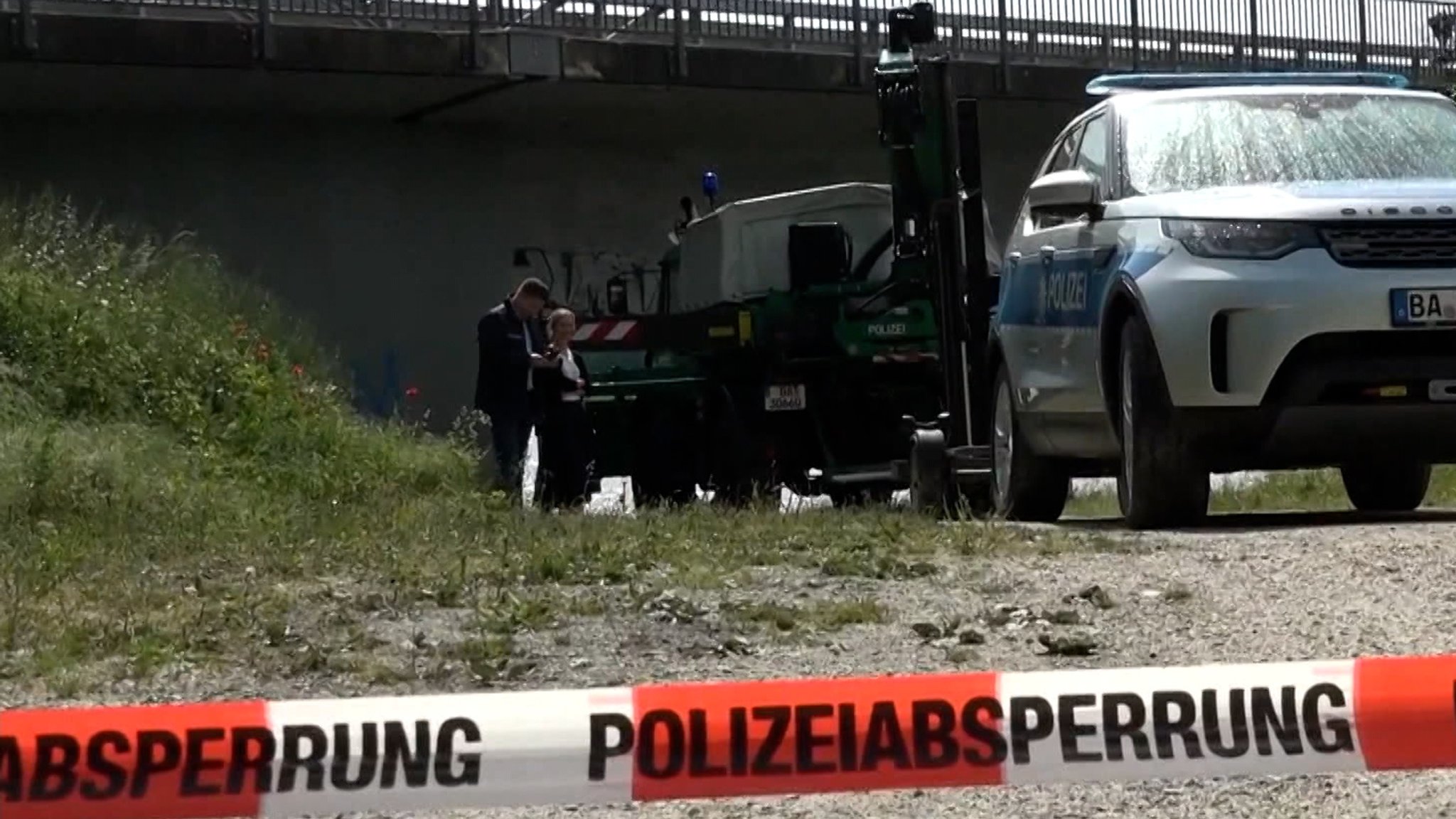 Polizeiautos am Donauufer.