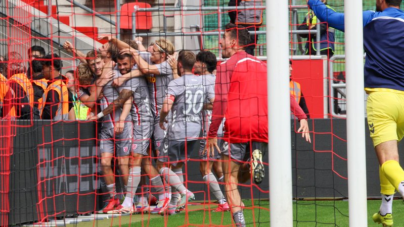 Jahn Regensburg bejubelt den Ausgleich | Bild: dpa/pa Jahn Regensburg bejubelt den Ausgleich