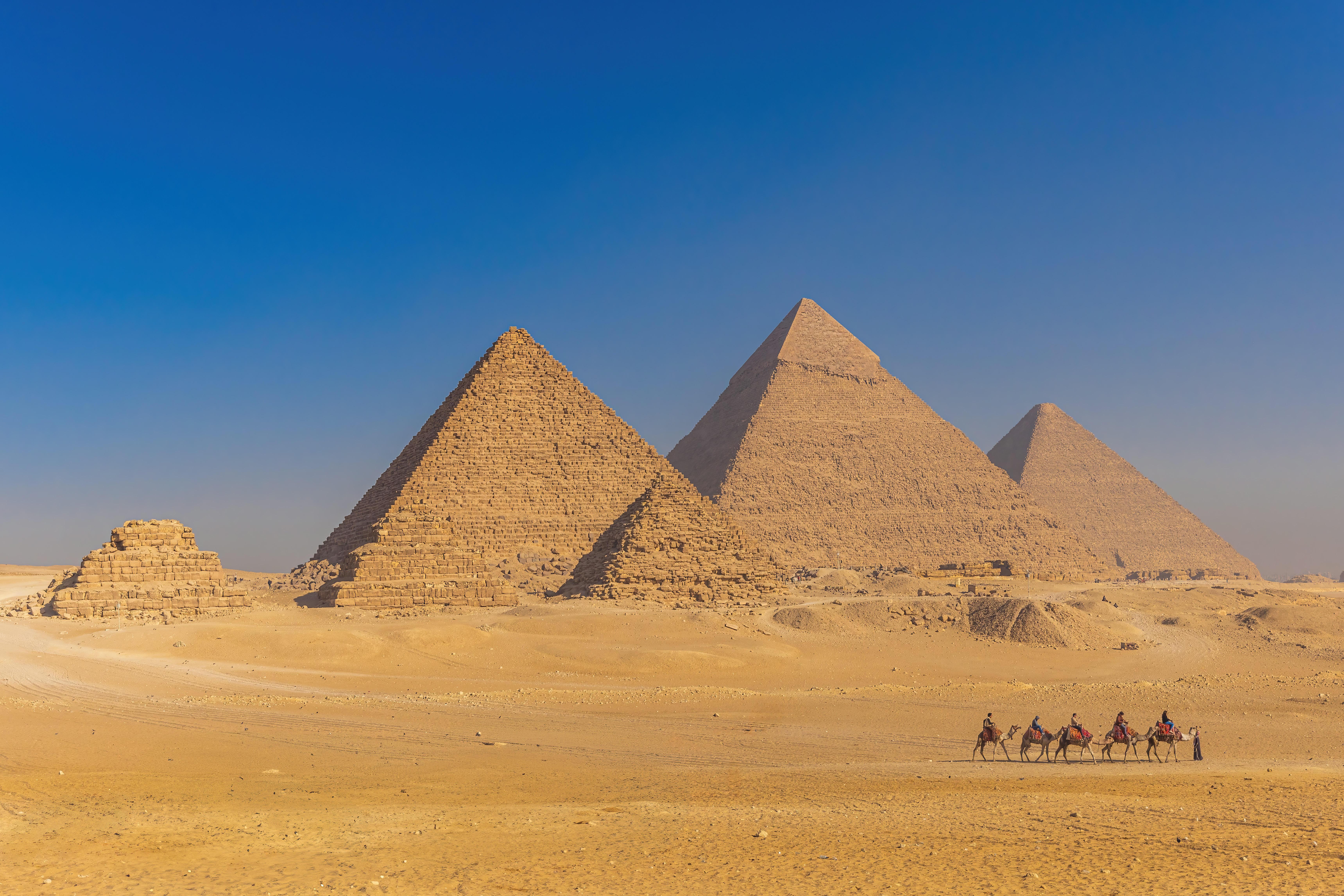 Die Pyramiden von Gizeh in der ägyptischen Wüste.