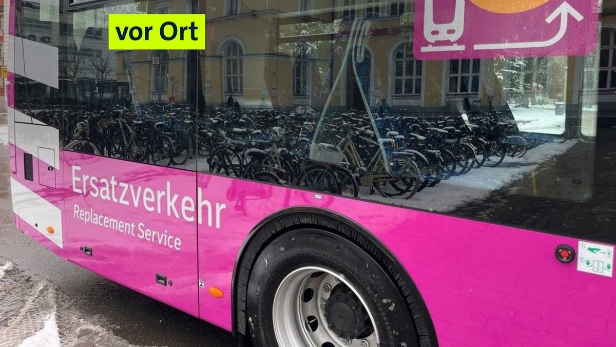 Nahaufnahme eines pink lackierten Busses mit der weißen Aufschrift "Ersatzverkehr" | Bild: Bayerischer Rundfunk 2026 Nahaufnahme eines pink lackierten Busses mit der weißen Aufschrift "Ersatzverkehr"