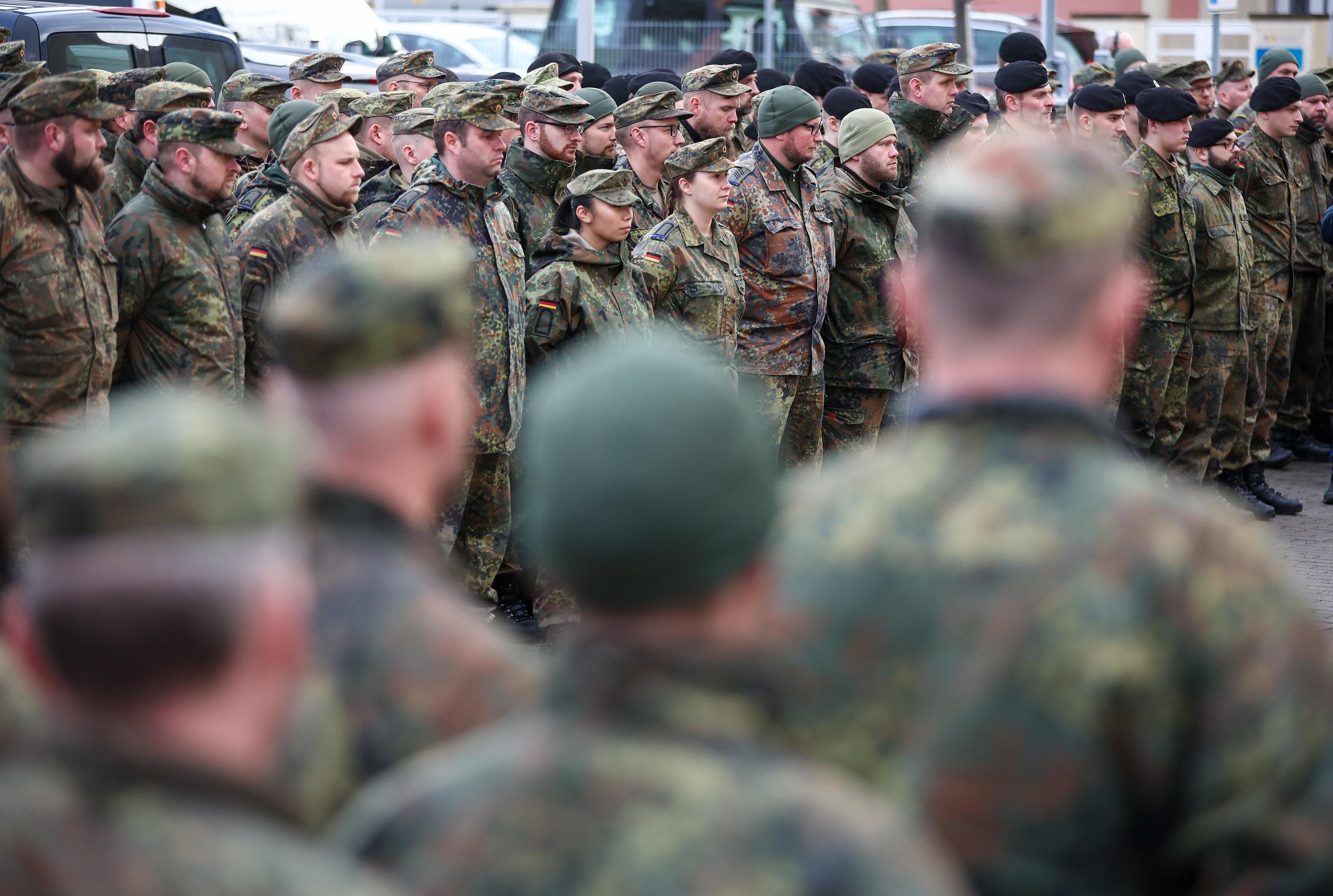 Soldatinnen und Soldaten der Bundeswehr treten vor ihrem Einsatz zu einer Einweisung an.