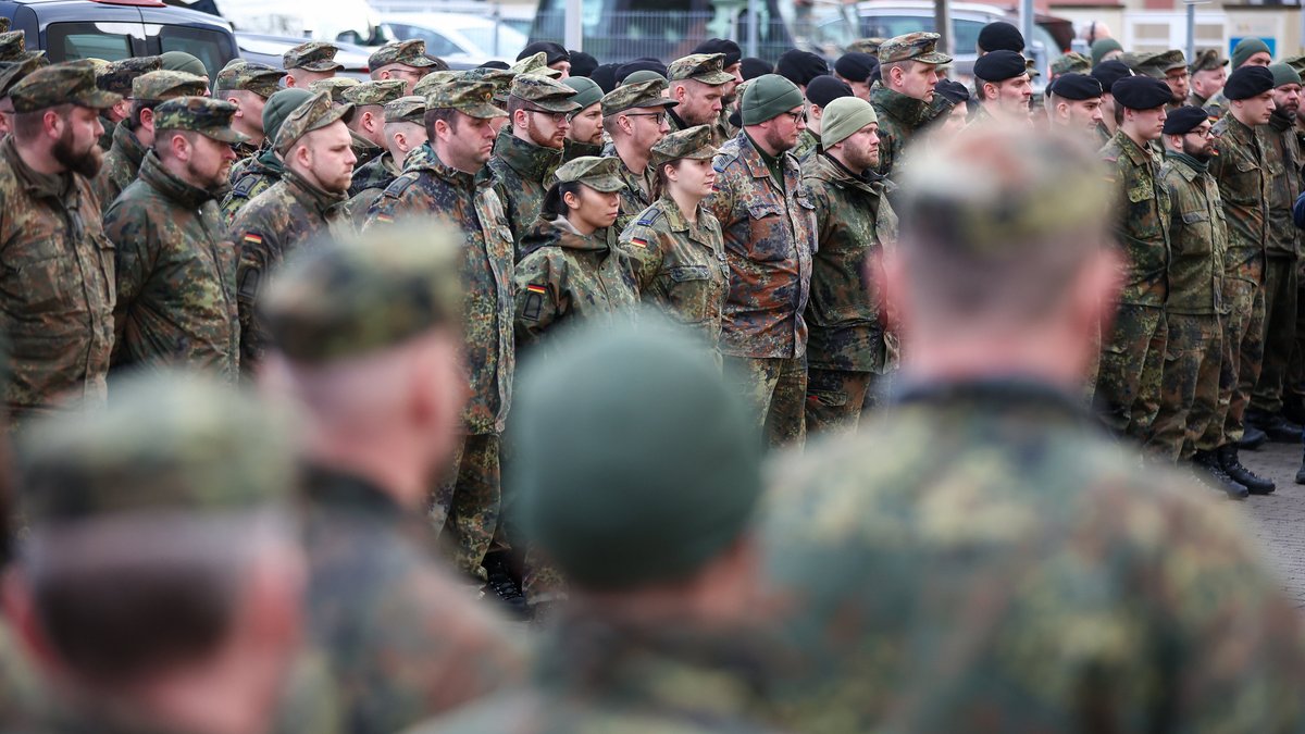 Soldatinnen und Soldaten der Bundeswehr treten vor ihrem Einsatz zu einer Einweisung an.