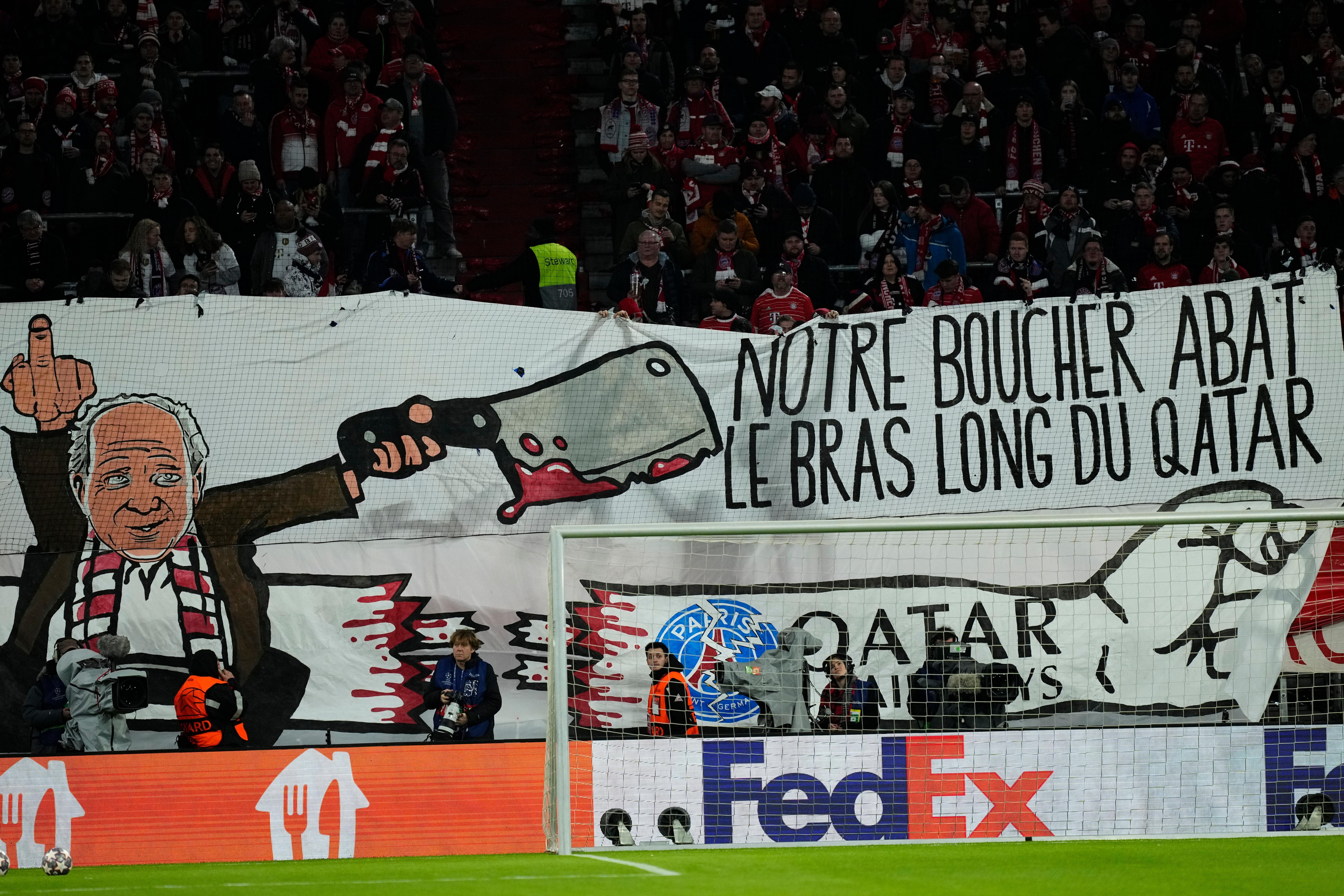 Hoeneß mit Fleischerbeil Bayern-Fans protestieren gegen Katar BR24