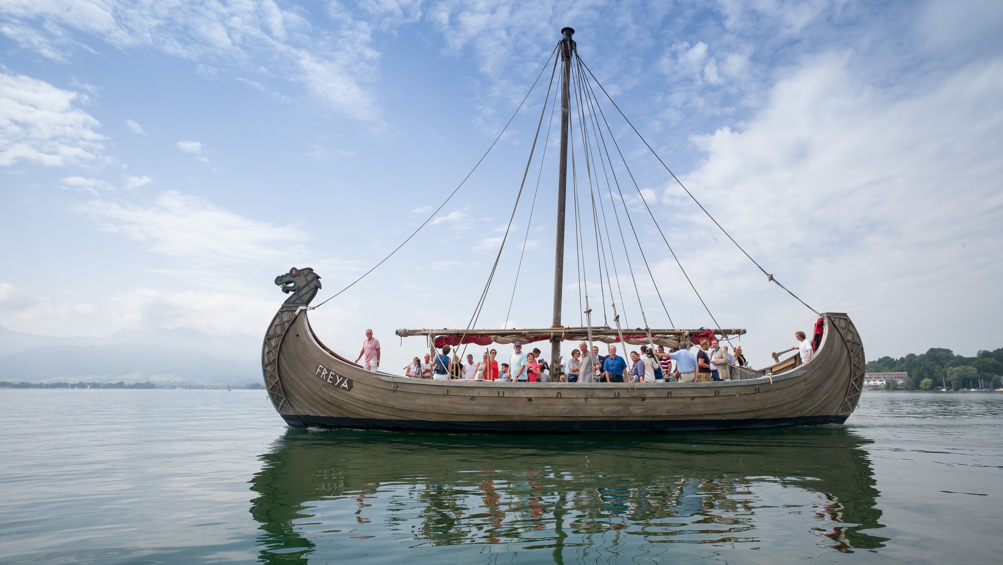 Das nachgebaute Wikingerschiff "Freya" schippert am 04.08.2017 in Prien über den Chiemsee. 