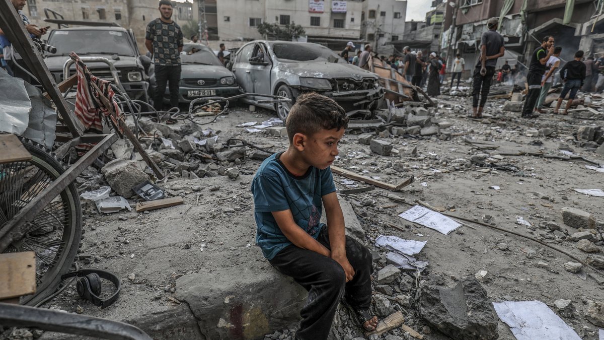 Ein palästinensischer Junge inmitten Trümmern in Chan Yunis, Gaza