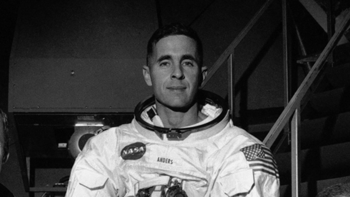 Der Astronaut William Anders am 18.12.1968 vor dem Missionssimulator. 