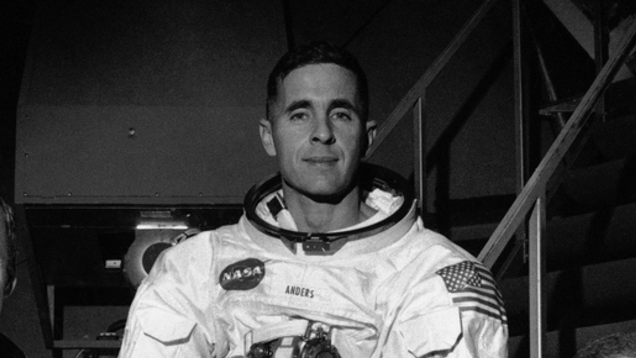 Der Astronaut William Anders am 18.12.1968 vor dem Missionssimulator. 