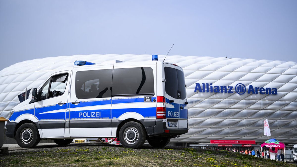 ARCHIV - 30.03.2024. Ein Auto der Polizei steht vor einem Spiel vor der Allianz Arena in München. Sicherheit hat für die deutschen Behörden bei der Fußball-EM oberste Priorität (Archivbild)