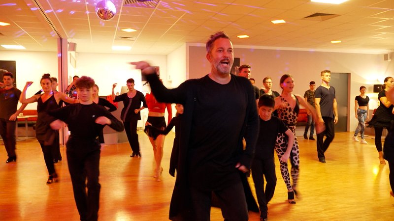 Der neunmalige Tanz-Weltmeister Bryan Watson in einer Tanzschule in Passau