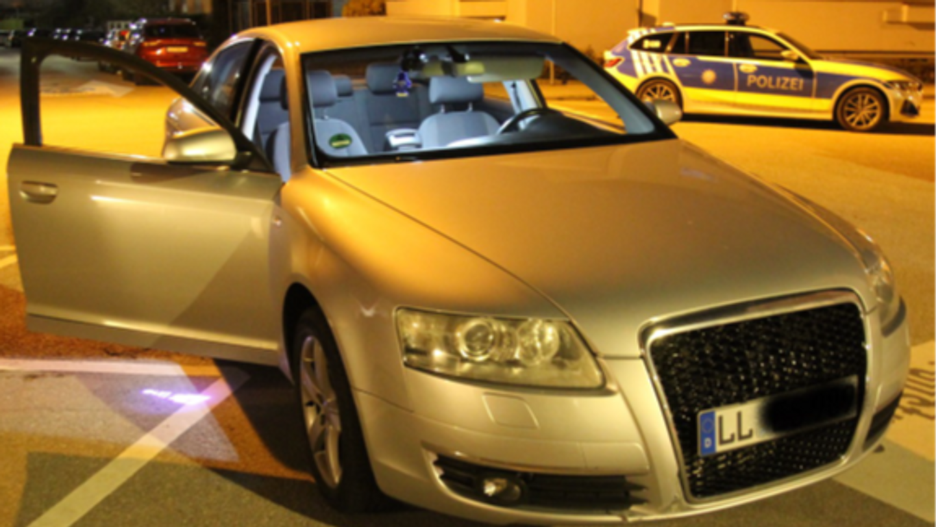 Bild eines silberfarbenen Autos der Marke 'Audi' von vorn links