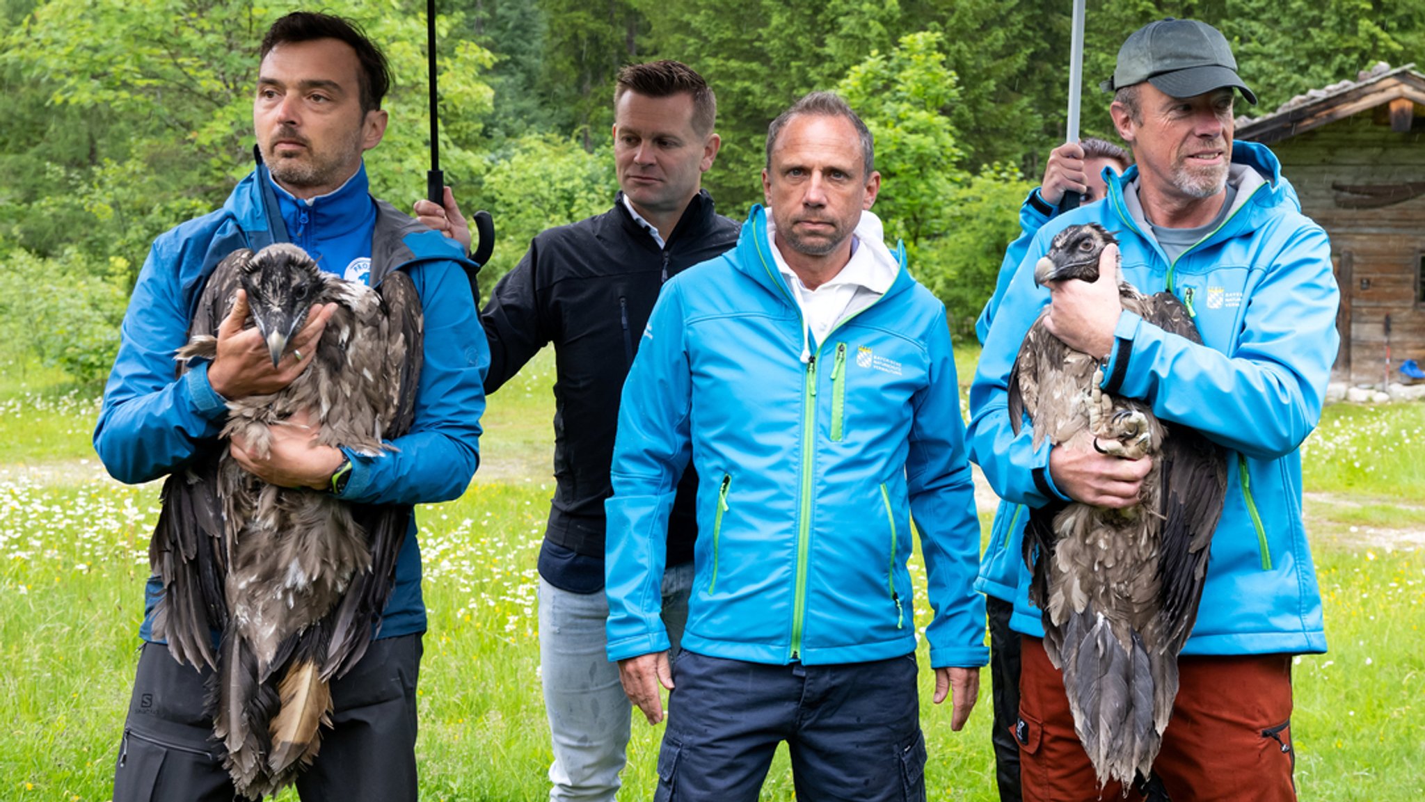 Umweltminister Thorsten Glauber (Mitte) eingerahmt von den Bartgeierweibchen Dagmar (r.) und Recka.