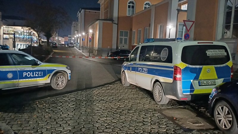 Bahnhof Passau wegen Bombendrohung geräumt | Bild: dpa-Bildfunk/Helmuth Riedl Bahnhof Passau wegen Bombendrohung geräumt