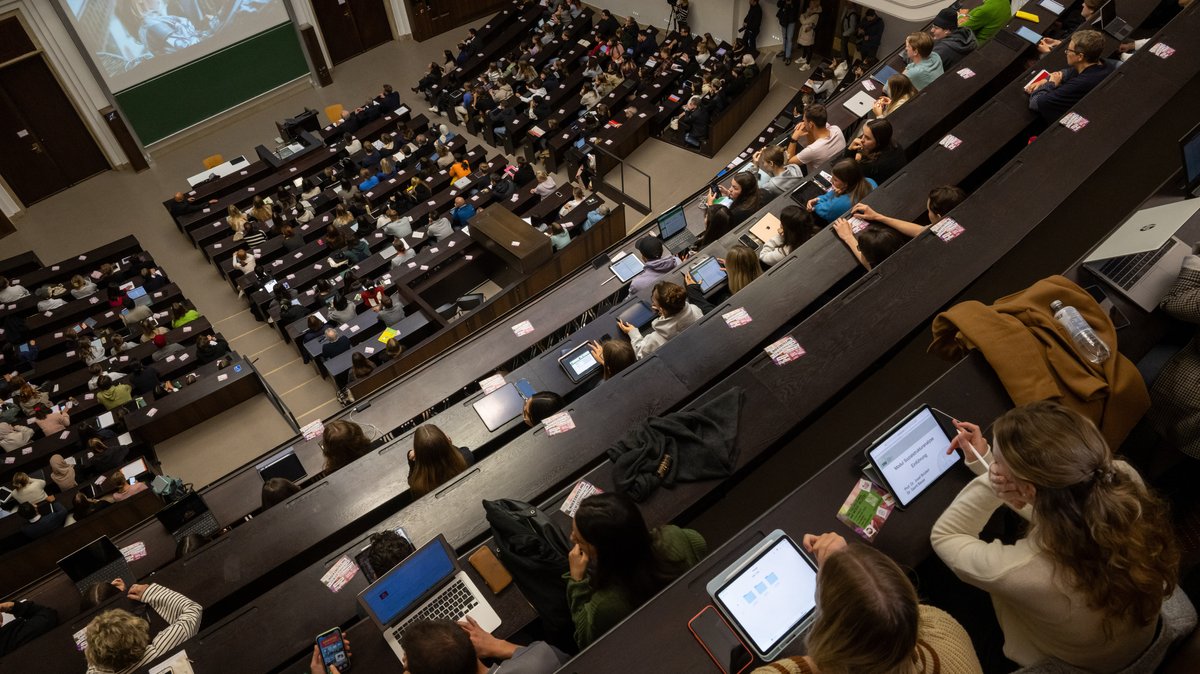 Studierende sitzen im Hörsaal der LMU