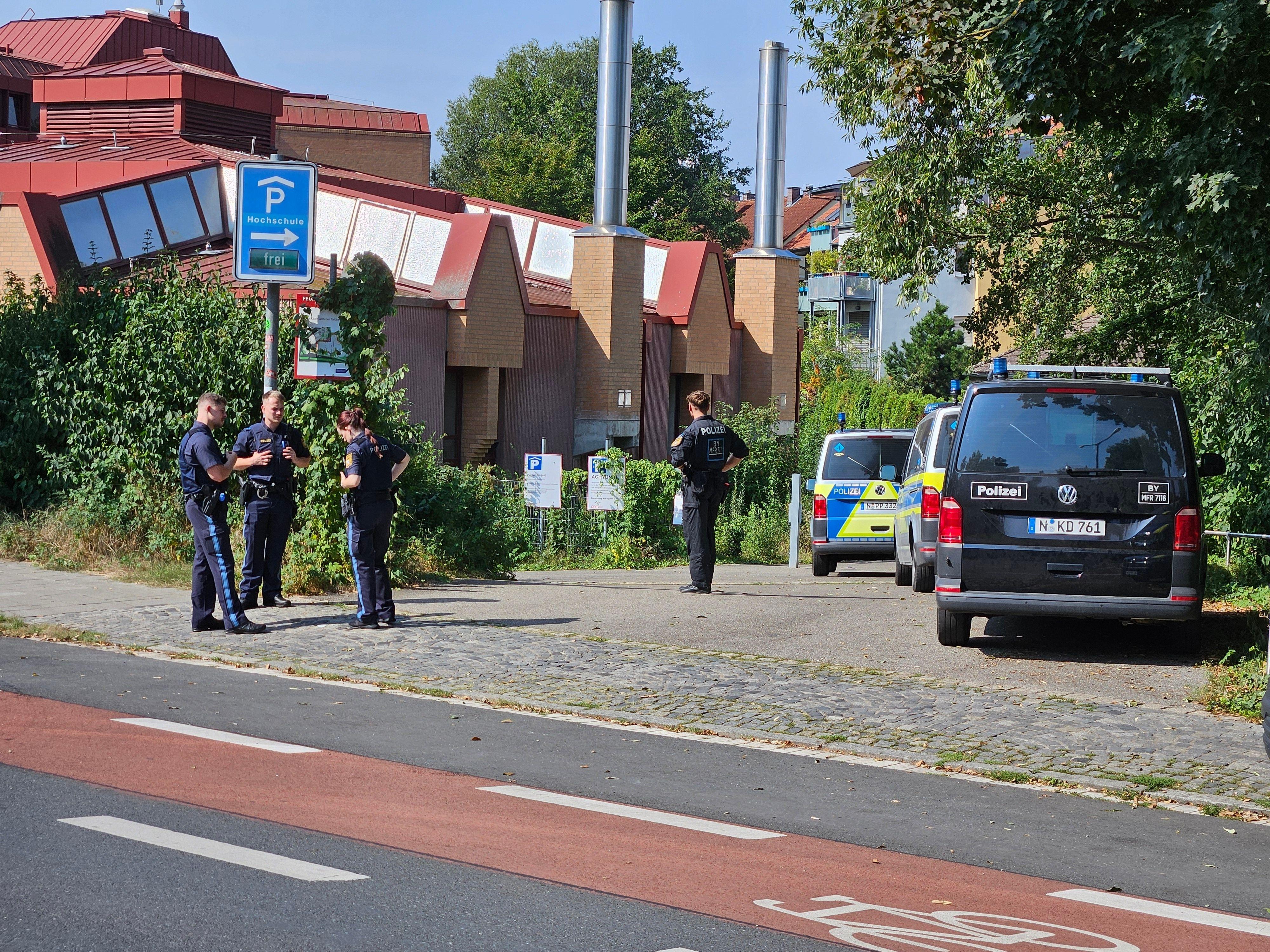 Großaufgebot der Polizei vor der TH Nürnberg