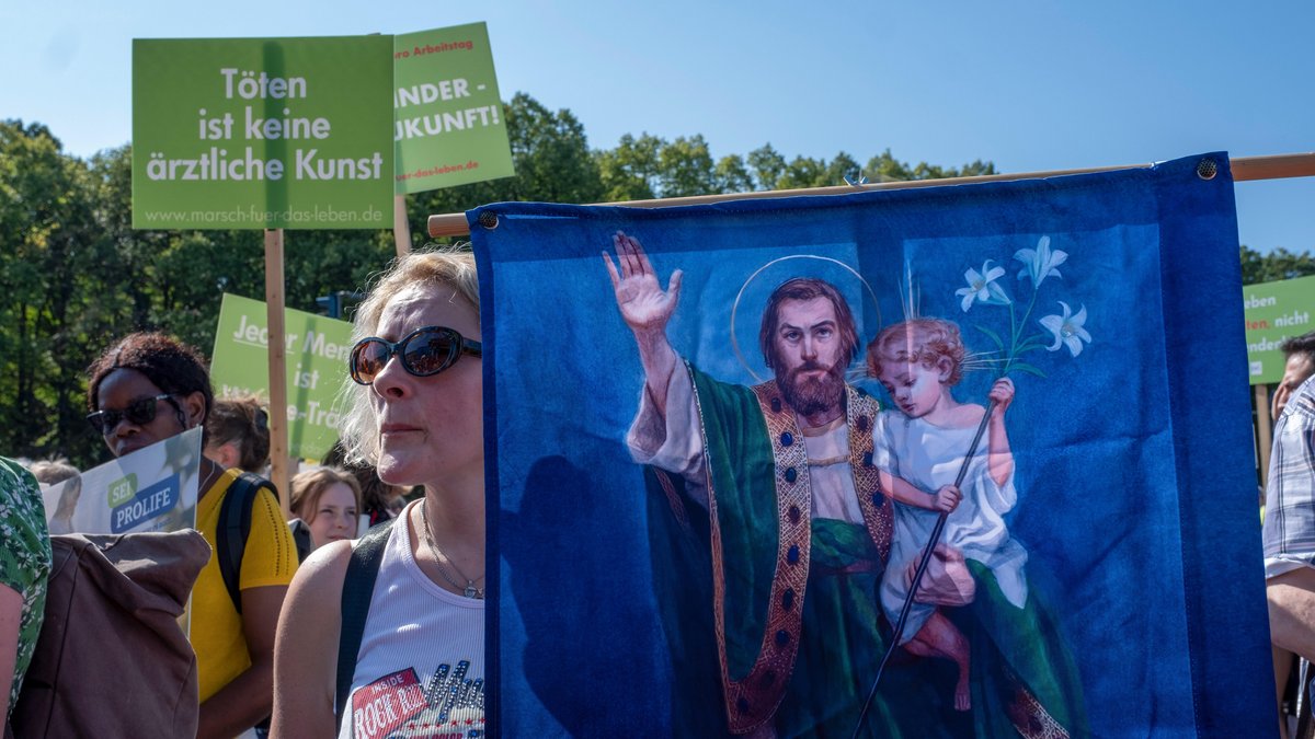 Abtreibungsgegner während einer Demo in Berlin