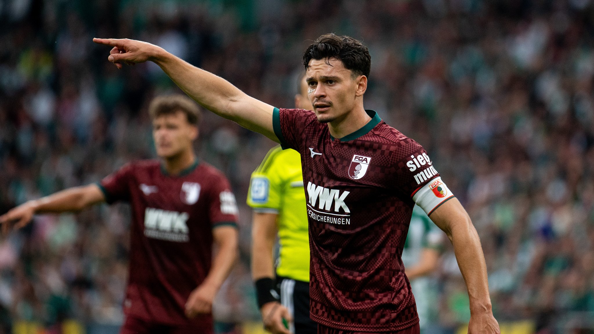 Der FC Augsburg empfängt am Samstag den FC Bayern München | Bild: picture alliance / nordphoto GmbH | Nordphoto/Memmler Der FC Augsburg empfängt am Samstag den FC Bayern München