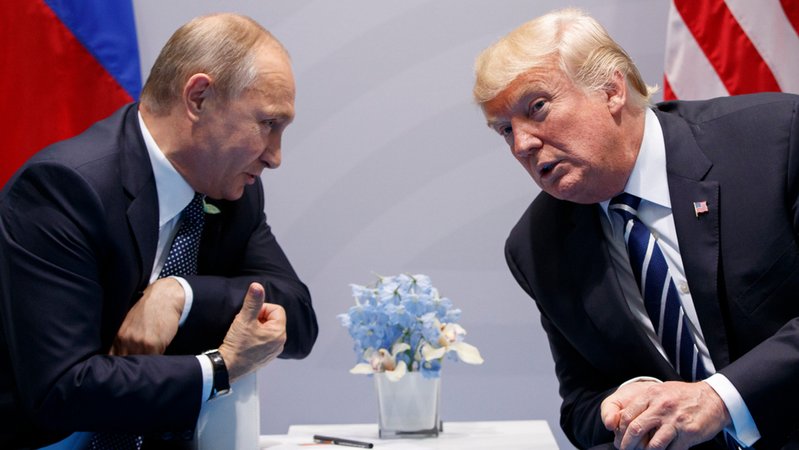 Archivbild (2017): Wladimir Putin (l), Präsident von Russland, und Donald Trump, Präsident der USA, auf dem G20-Gipfel in Hamburg. | Bild: dpa-Bildfunk/Evan Vucci Archivbild (2017): Wladimir Putin (l), Präsident von Russland, und Donald Trump, Präsident der USA, auf dem G20-Gipfel in Hamburg.