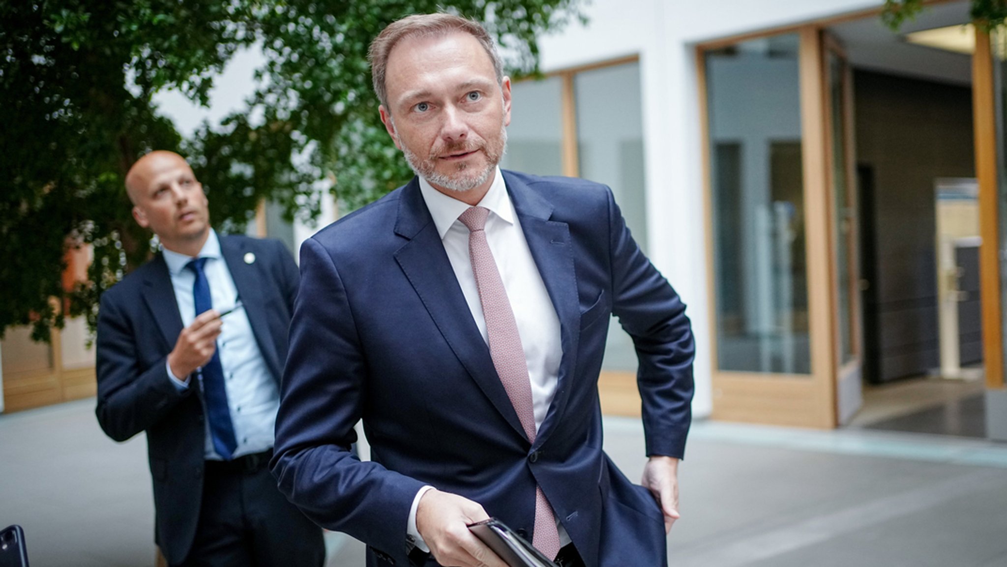 Christian Lindner (FDP), Bundesminister der Finanzen, auf dem Weg zur Bundespressekonferenz. 