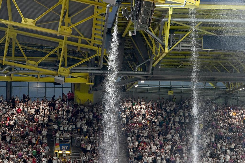 29.06.2024, Nordrhein-Westfalen, Dortmund: Fußball, UEFA Euro 2024, EM, Deutschland - Dänemark, Finalrunde, Achtelfinale, Stadion Dortmund, Regenwasser fließt vom Stadiondach. Foto: Bernd Thissen/dpa +++ dpa-Bildfunk +++