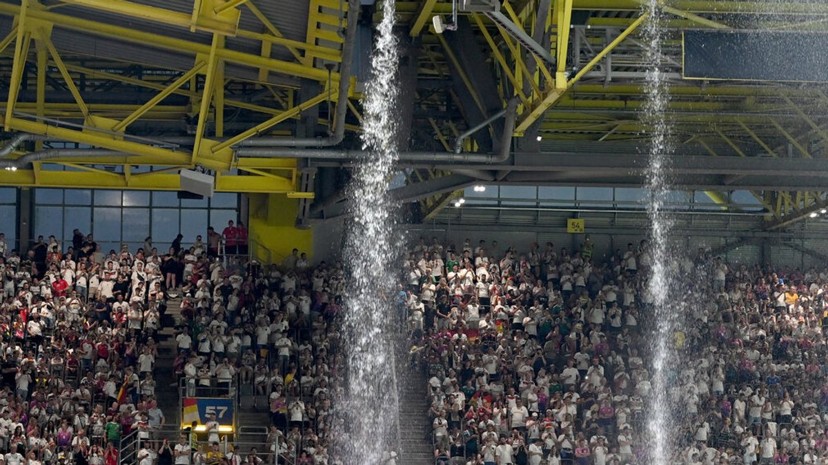 Unwetter beim Deutschland-Spiel: Wasserfälle vom Stadiondach