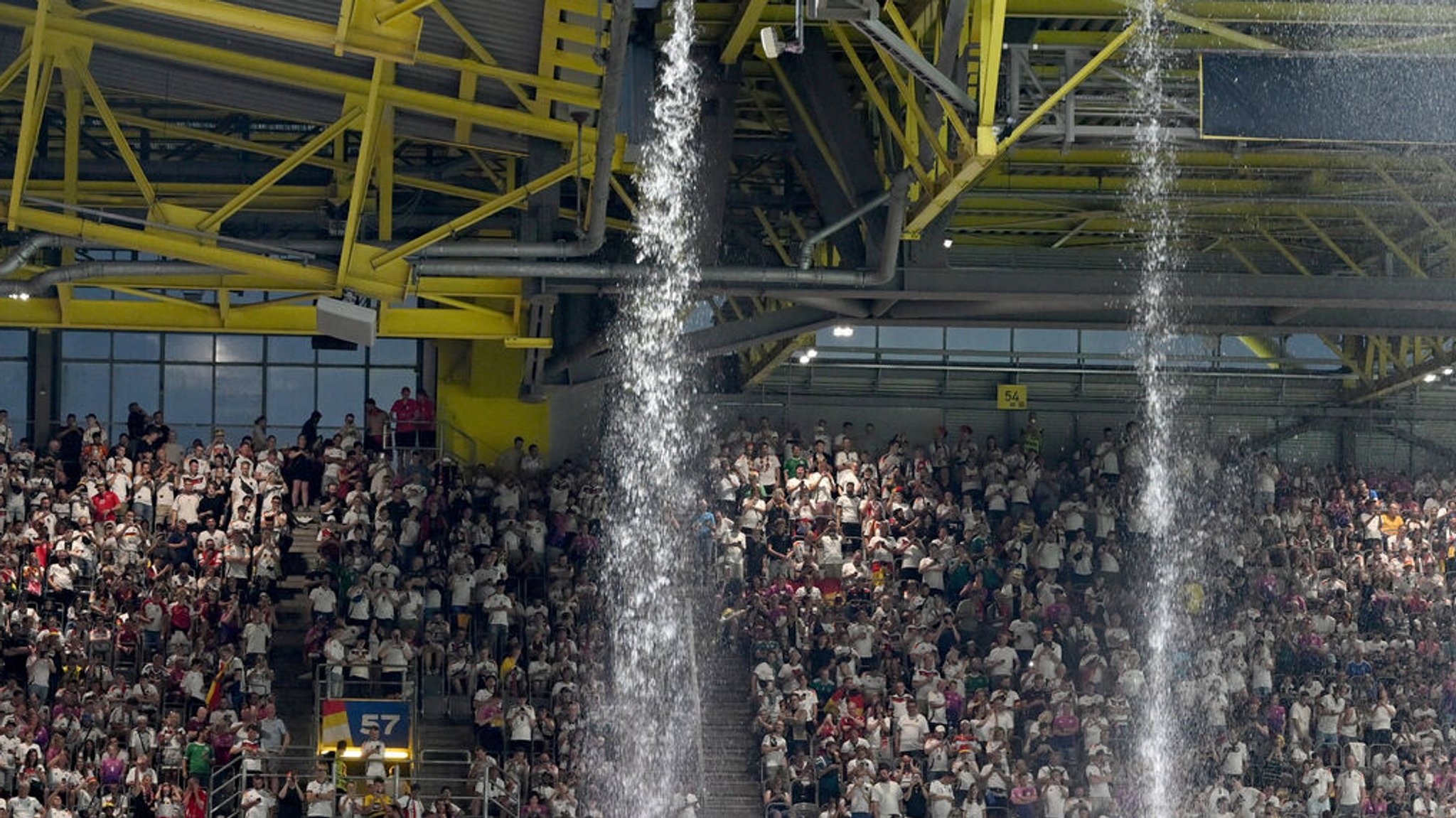 29.06.2024, Nordrhein-Westfalen, Dortmund: Fußball, UEFA Euro 2024, EM, Deutschland - Dänemark, Finalrunde, Achtelfinale, Stadion Dortmund, Regenwasser fließt vom Stadiondach. Foto: Bernd Thissen/dpa +++ dpa-Bildfunk +++