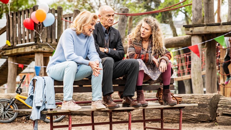 Zwei Frauen und ein Mann sitzen auf einer Bank: Szene aus "Enkel für Anfänger"