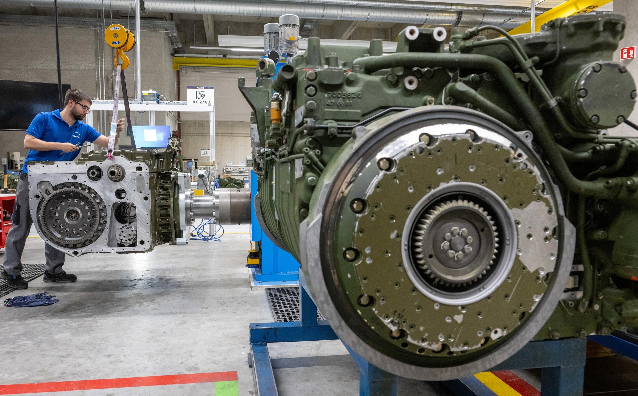 Ein Mitarbeiter montiert bei dem Unternehmen Renk das Getriebe für einen Panzer.