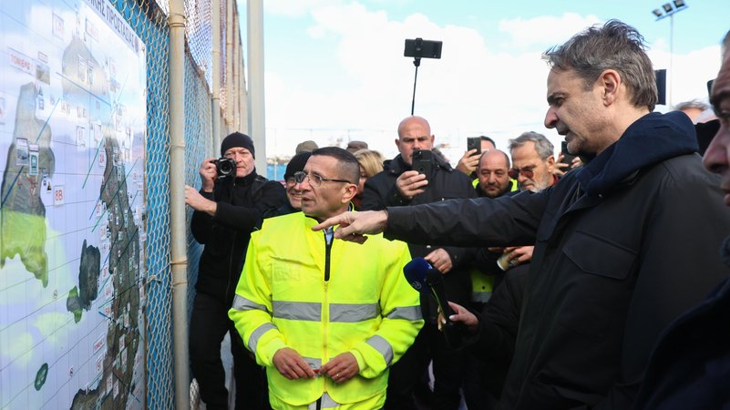 Der griechische Regierungschef Mitsotakis auf der Insel Santorini. | Bild: picture alliance/Anadolu/John Liakos Der griechische Regierungschef Mitsotakis auf der Insel Santorini.