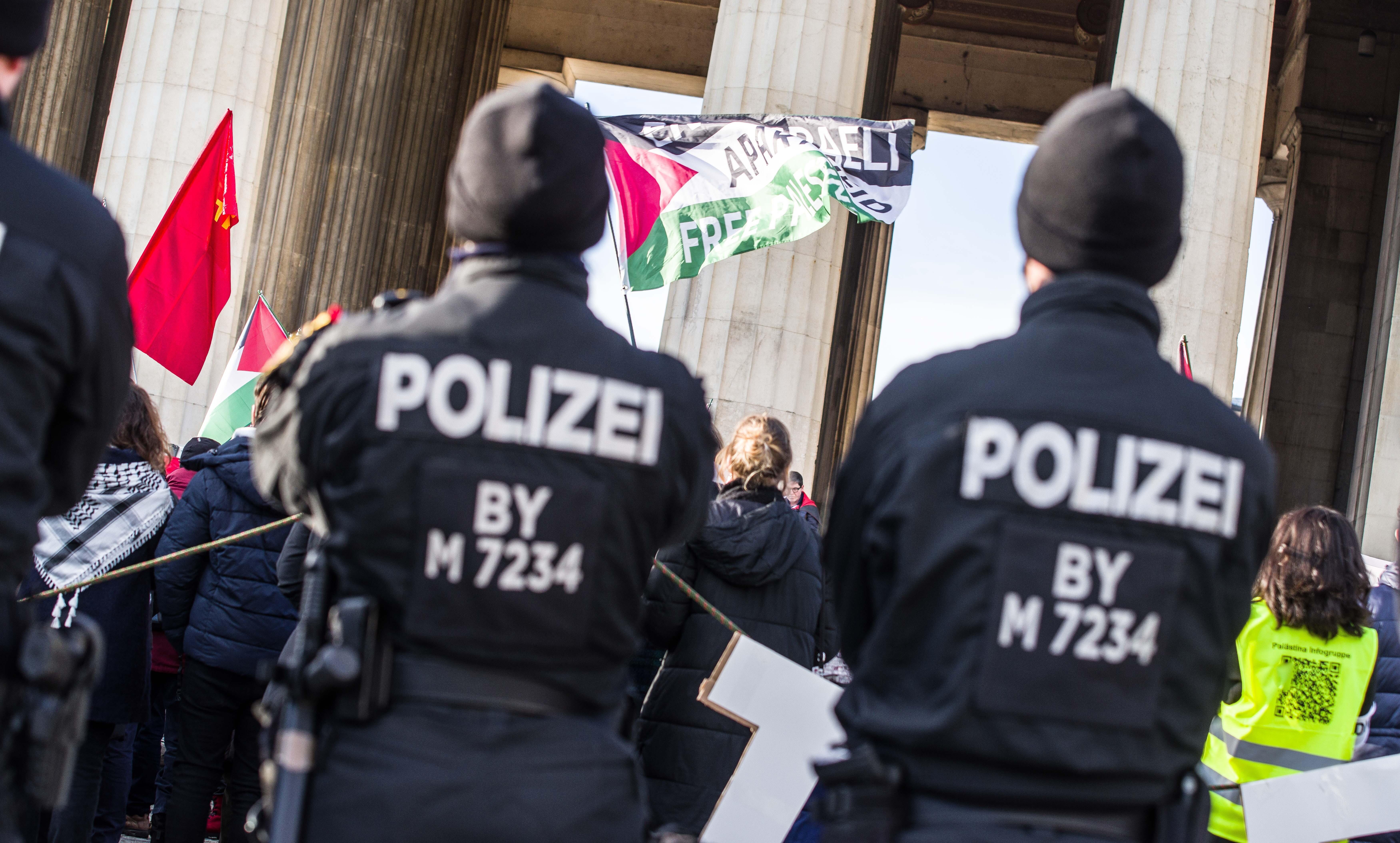 Polizisten beobachten am 16. Dezember eine pro-palästinensische Demonstration auf dem Münchner Königsplatz