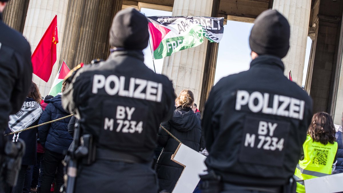 Polizisten beobachten am 16. Dezember eine pro-palästinensische Demonstration auf dem Münchner Königsplatz
