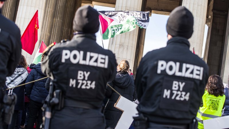 Polizisten beobachten am 16. Dezember eine pro-palästinensische Demonstration auf dem Münchner Königsplatz | Bild: pa/ZUMAPRESS.com/Sachelle Babbar Polizisten beobachten am 16. Dezember eine pro-palästinensische Demonstration auf dem Münchner Königsplatz