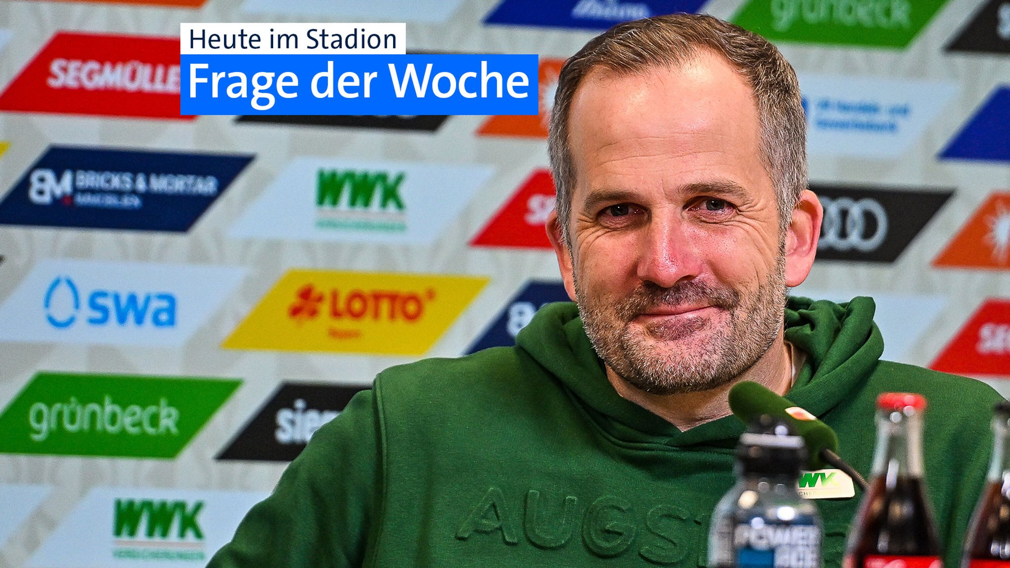 Sichtlich zufrieden: Manuel Baum auf der Pressekonferenz | Bild: picture alliance / nordphoto GmbH | Hafner Sichtlich zufrieden: Manuel Baum auf der Pressekonferenz