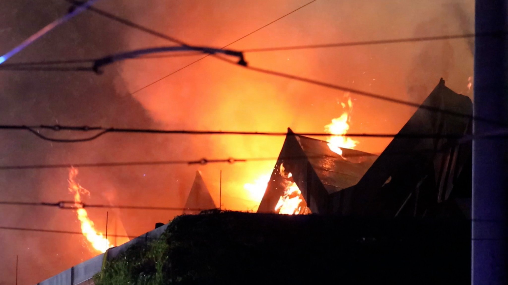 Feuerwehr-Großeinsatz in Nürnberg: Schulturnhalle in Flammen