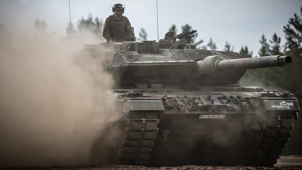 Ein Leopard-2-Panzer der Bundeswehr, der von der NATO eingesetzt wird (aufgenommen am 07.06.22).