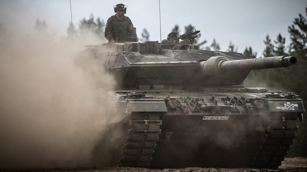 Ein Leopard-2-Panzer der Bundeswehr, der von der NATO eingesetzt wird (aufgenommen am 07.06.22).