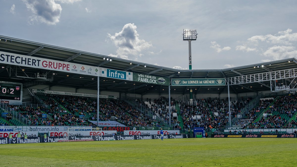 Zuschauertribühne des Fußballstadions von Greuther Fürth in Fürth.