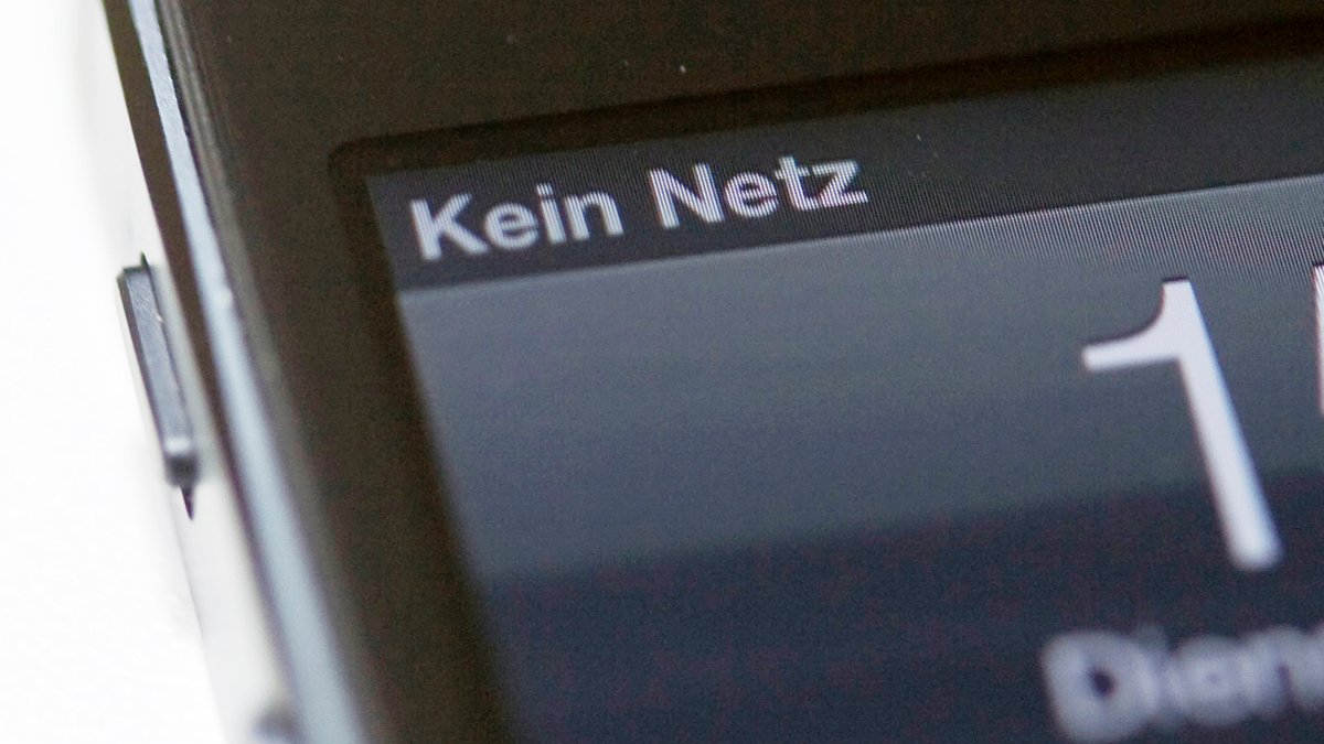 Aufschrift "Kein Netz" auf dem Bildschirm eines Smartphones (Symbolbild)