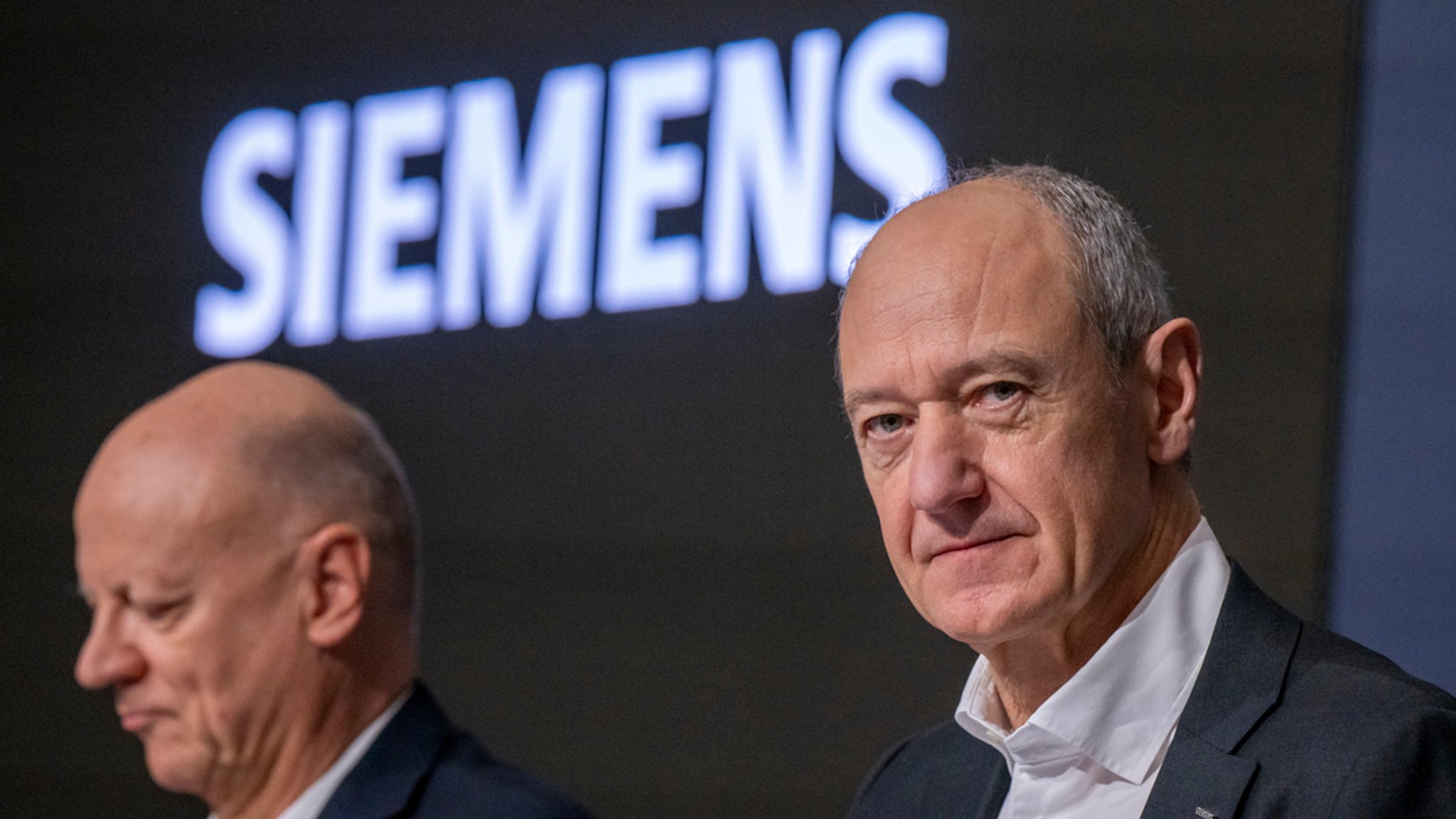 München: Roland Busch (r), Vorstandsvorsitzender der Siemens AG, und Ralf Peter Thomas (l), Finanzvorstand der Siemens AG, während der Jahrespressekonferenz 2024 der Siemens AG in der Siemens-Konzernzentrale.