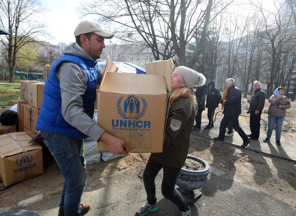 Einheimische aus Charkiw nehmen humanitäre Hilfe an. Gibt es noch Chancen für neue Ukraine-Hilfen aus den USA? 