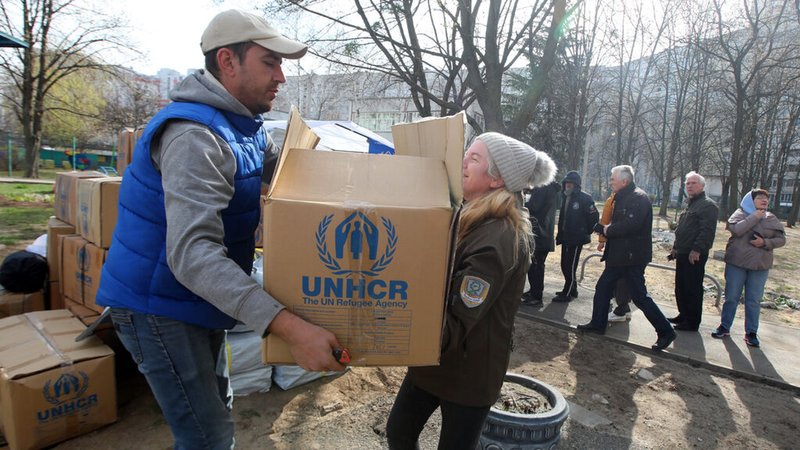 Einheimische aus Charkiw nehmen humanitäre Hilfe an. Gibt es noch Chancen für neue Ukraine-Hilfen aus den USA? 