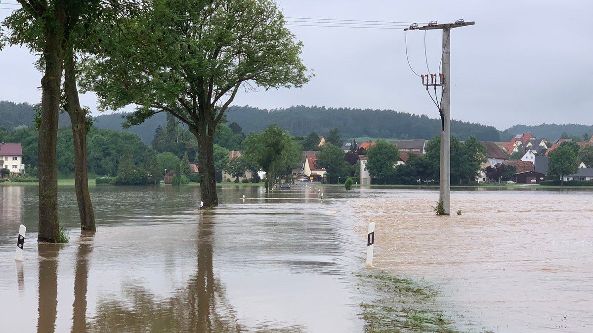 Überschwemmte Straße bei Dachsbach im Aischgrund