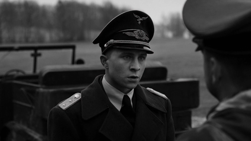 Eine Hauptmannsuniform lässt einen Gefreiten "durchdrehen" in "Der Hauptmann" (Filmszene).