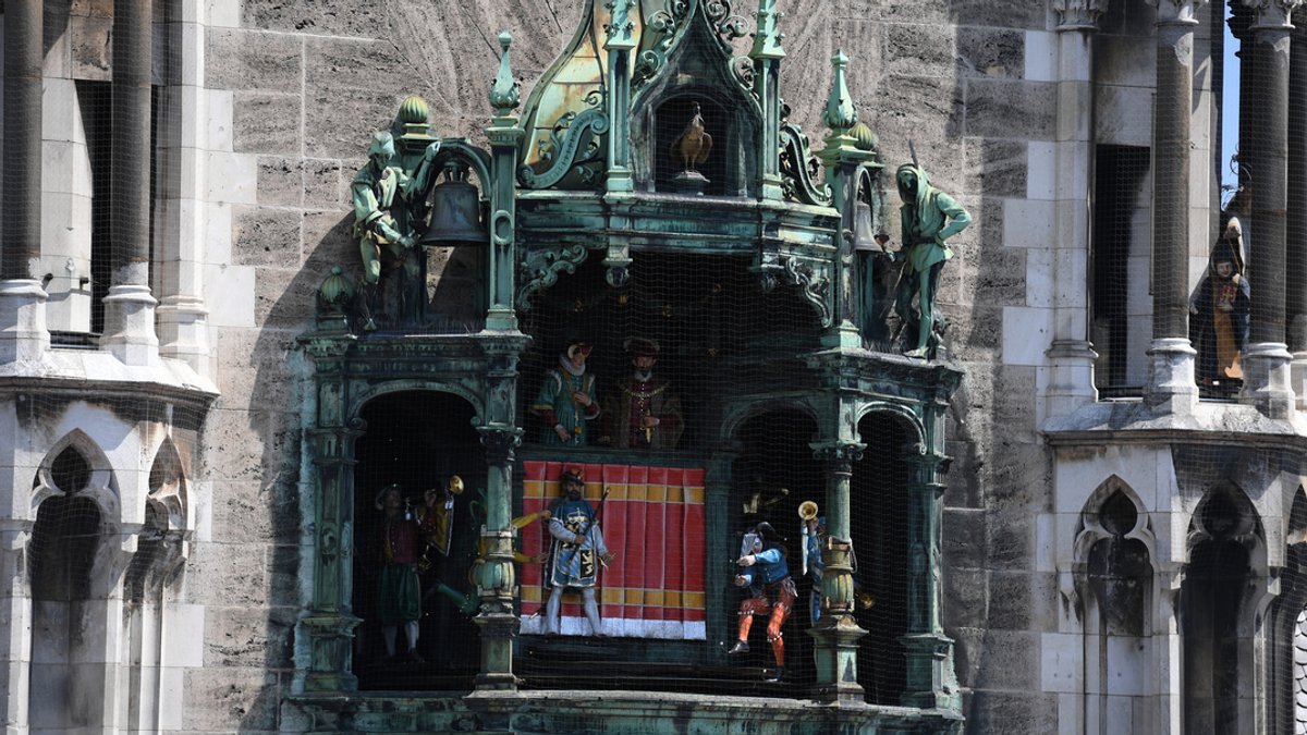 Zu sehen ist das Glockenspiel am Münchner Rathaus 