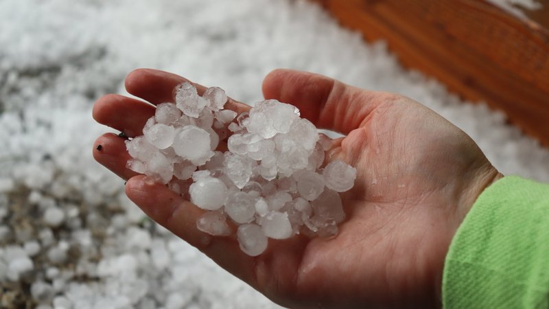 Hagelkörner - je nachdem, wie hoch eine Gewitterwolke ist, können sie von der Größe beträchtlich anwachsen | Bild: BR / Simone Schülein Hagelkörner - je nachdem, wie hoch eine Gewitterwolke ist, können sie von der Größe beträchtlich anwachsen